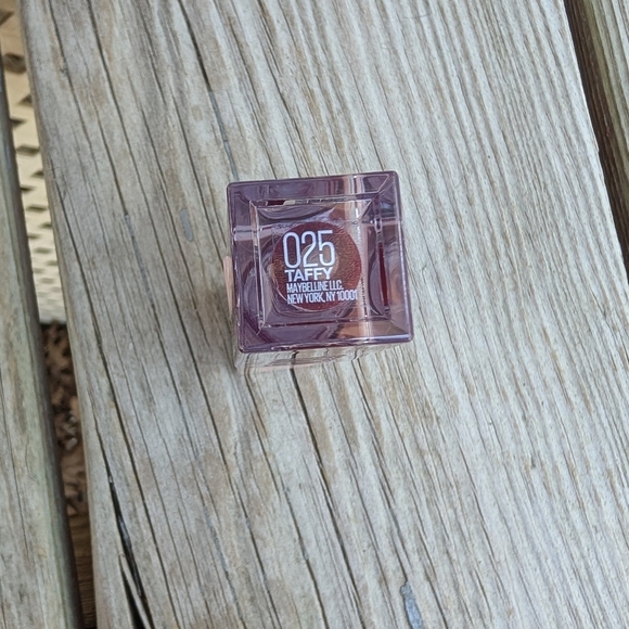 Maybelline Lifter Gloss Candy Drop Lip Gloss with Hyaluronic Acid (Taffy) (New) - Picture 4 of 10